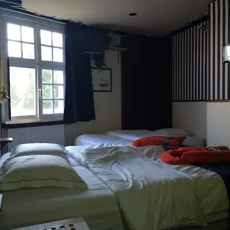 Boat De Barge Hotel
